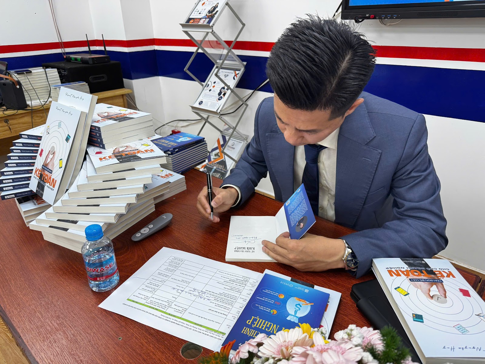 Buổi ký tặng sách cho độc giả